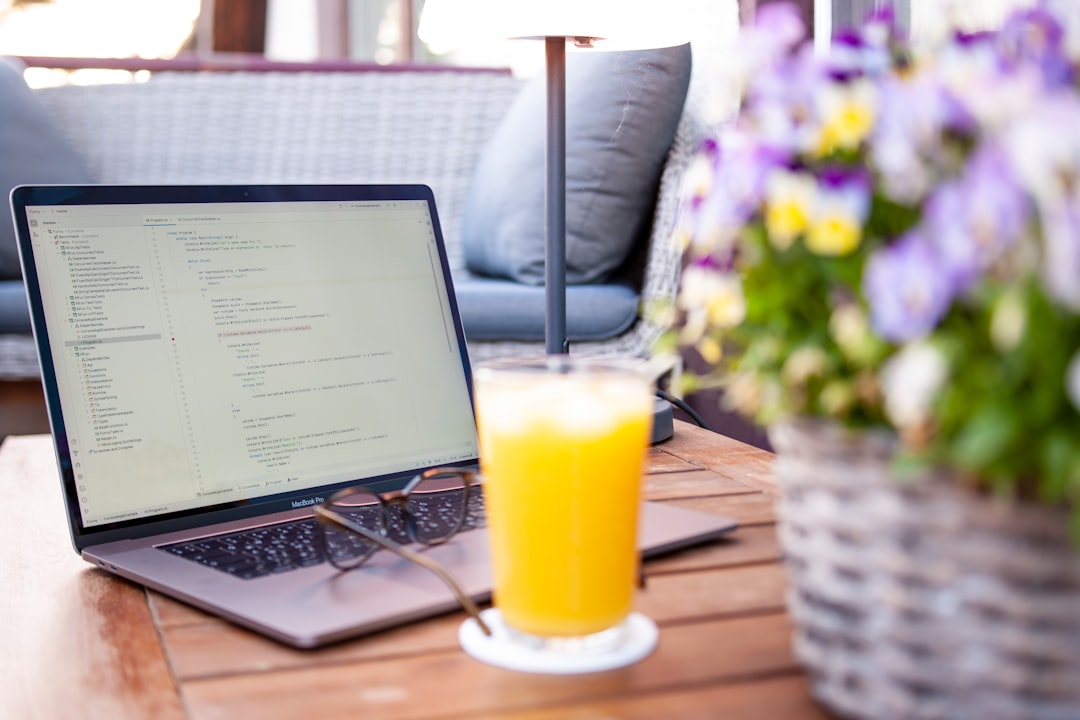 laptop-drink-and-flowers-on-a-wooden-table-0dwllde72cu